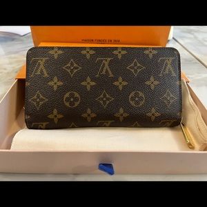100% authentic Louis Vuitton monogram zippy wallet